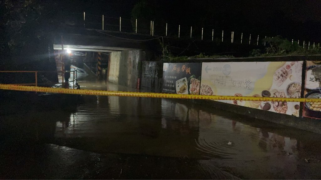 受到低壓帶影響，宜蘭縣頭城鎮27日晚間下起大雨，造成濱海路2段涵洞淹水，警方已在現場拉封鎖線管制。（讀者提供）中央社記者王朝鈺傳真　114年7月28日 圖：中央社提供