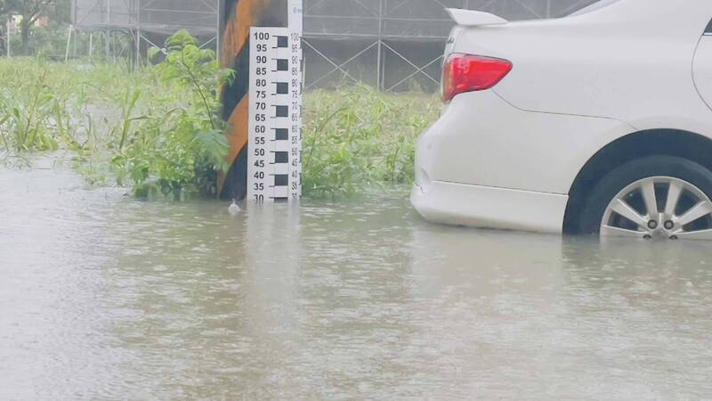 嘉義縣凌晨下起暴雨，朴子市清晨多處道路淹水，有的地方積水超過半個車輪深。 圖：取自朴子民意觀察站