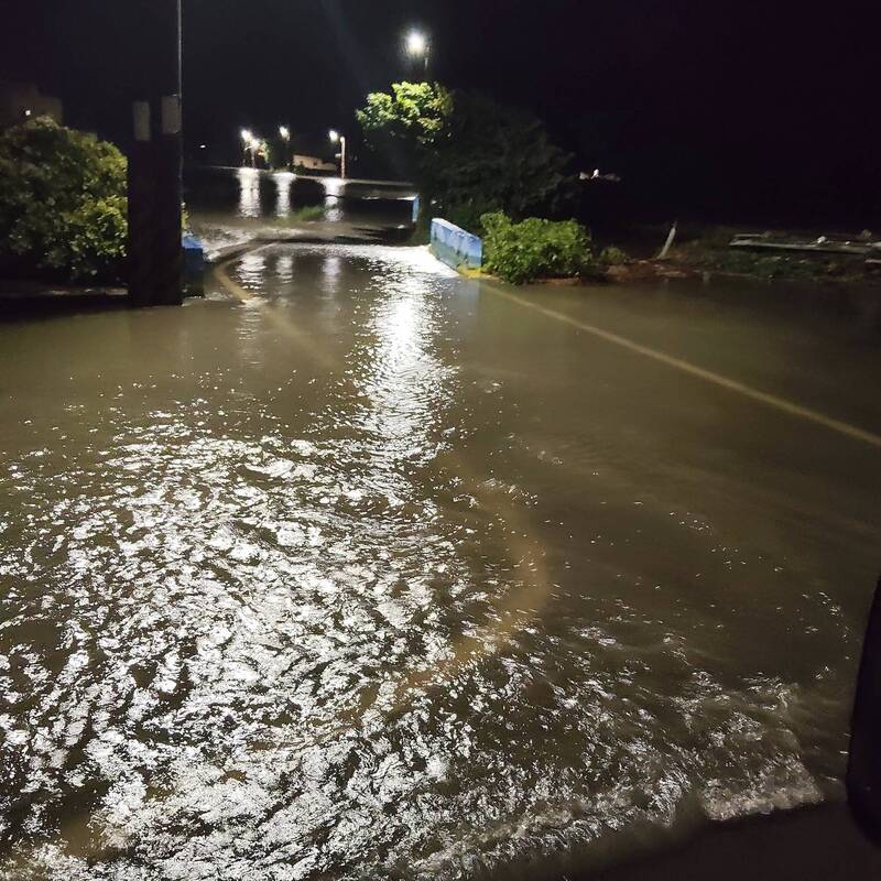 台中市今日凌晨起大雨傾盆而下，雷聲不斷，恰逢海水滿潮時段，導致大排排水不及，海水溢流至道路與民宅。多處稻田遭淹，稻草隨水飄流至路面。 圖：中庄里長莊明堯提供