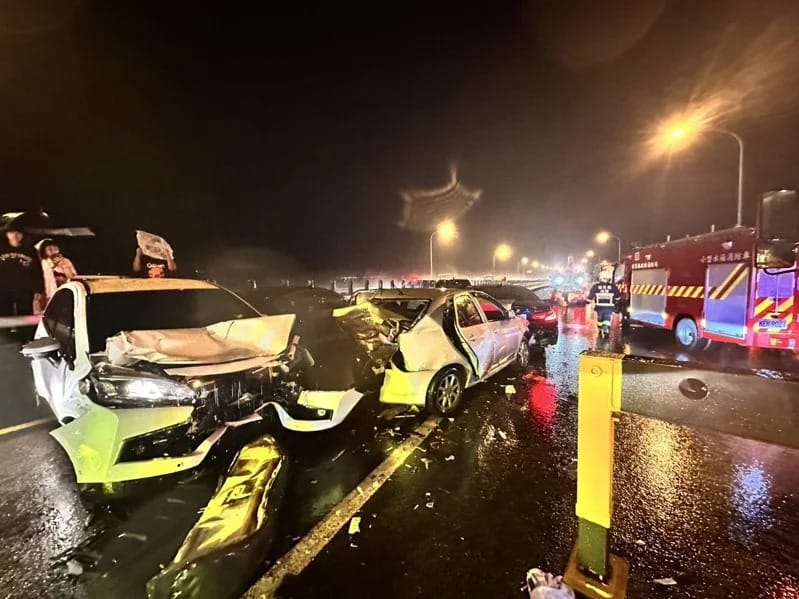 國道1號北向苗栗銅纙路段發生連環車禍，造成1死5傷。 圖：民眾提供