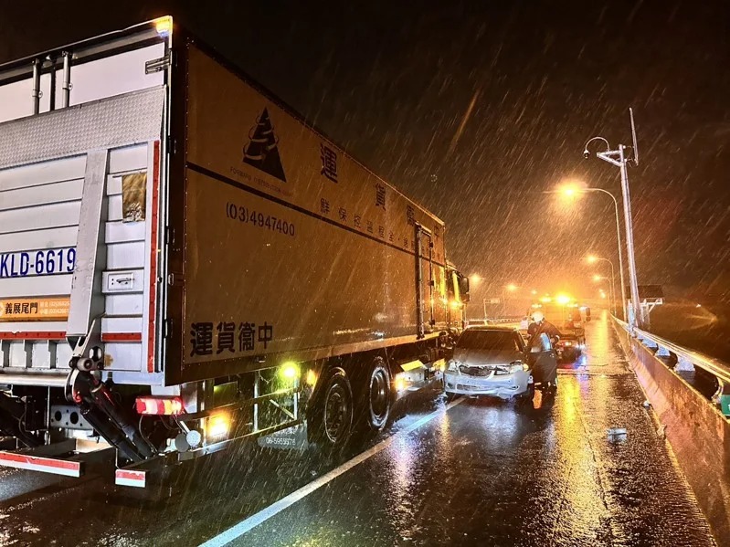 車禍波及範圍廣，場面一度混亂。 圖：民眾提供