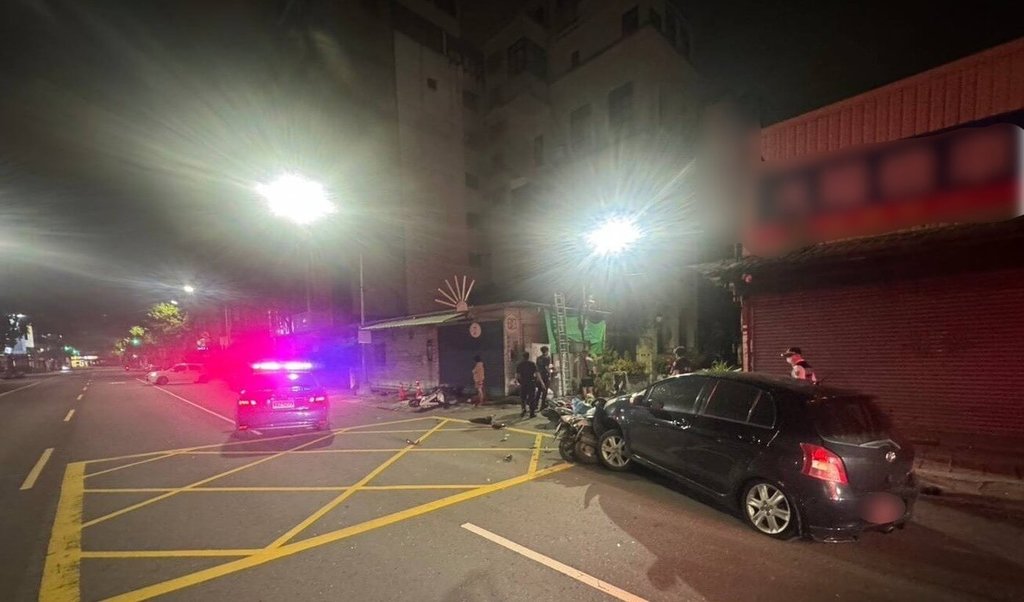 48歲許姓男子28日凌晨涉酒後開車，行經高雄市三民區時，車輛向右偏移擦撞停放路邊6輛機車，幸無人受傷，警方將許男以現行犯逮捕送辦。（高雄市警察局三民第二分局提供）中央社記者張已亷傳真　114年7月28日