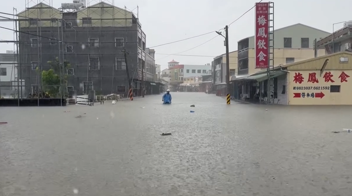 受低壓帶及西南風影響，中南部大雨不斷，台南後壁區水深已經淹到居民的大腿高度。 圖：台南市議員王宣貿 / 提供