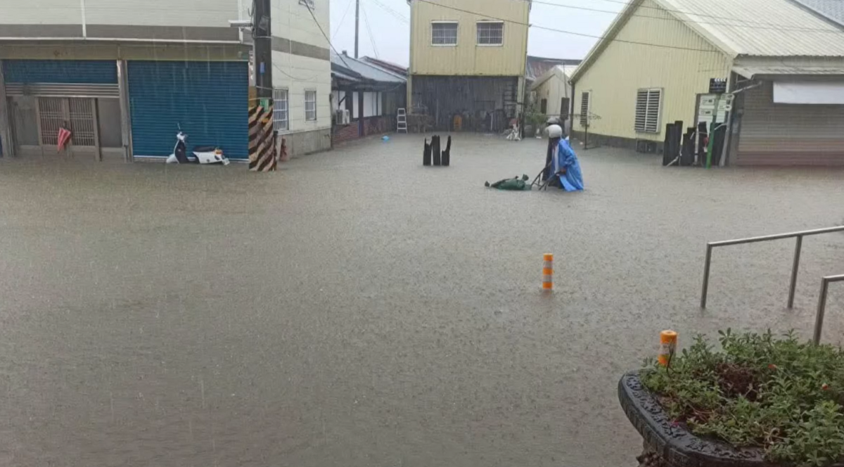 台南市後壁菁寮地區災情特別嚴重，街道淹水，里內街道水深及大腿處，當地居民通行困難。 圖：翻攝自臉書「爆料公社」粉專