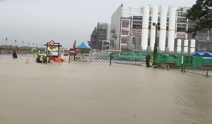 受到低壓帶以及竹節草颱風外圍西南風影響，嘉義地區今（28日）凌晨到早上遭到大豪雨轟炸，台積電廠區也難逃一劫。 圖：翻攝自爆料公社