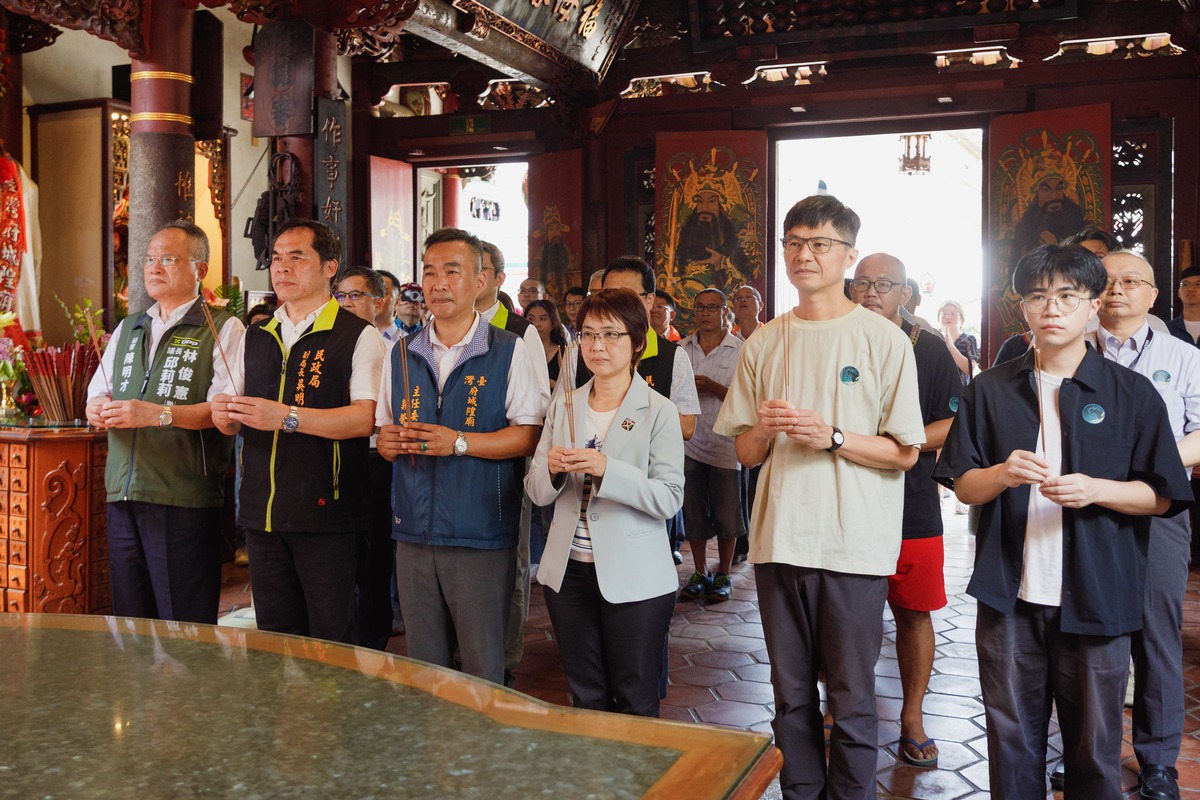主祭官台文館陳瑩芳館長( 右3)率眾人參拜，首排左起為台南市議會秘書陳明才、民政局副局長吳明熙、府城隍廟郭榮哲主委；右2為甘耀明，右1張嘉祥。 圖：台灣文學館提供