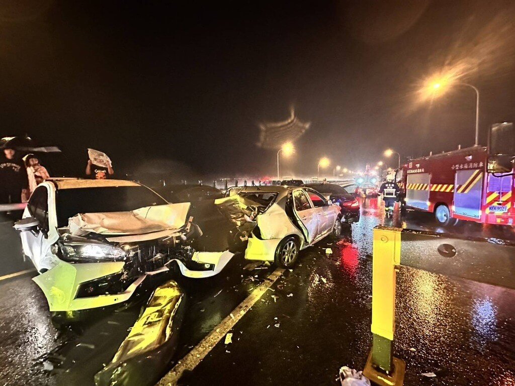 國道1號北上苗栗縣銅鑼路段27日深夜發生9車連環追撞事故，造成1人死亡、7人受傷。（民眾提供）中央社記者魯鋼駿傳真　114年7月28日