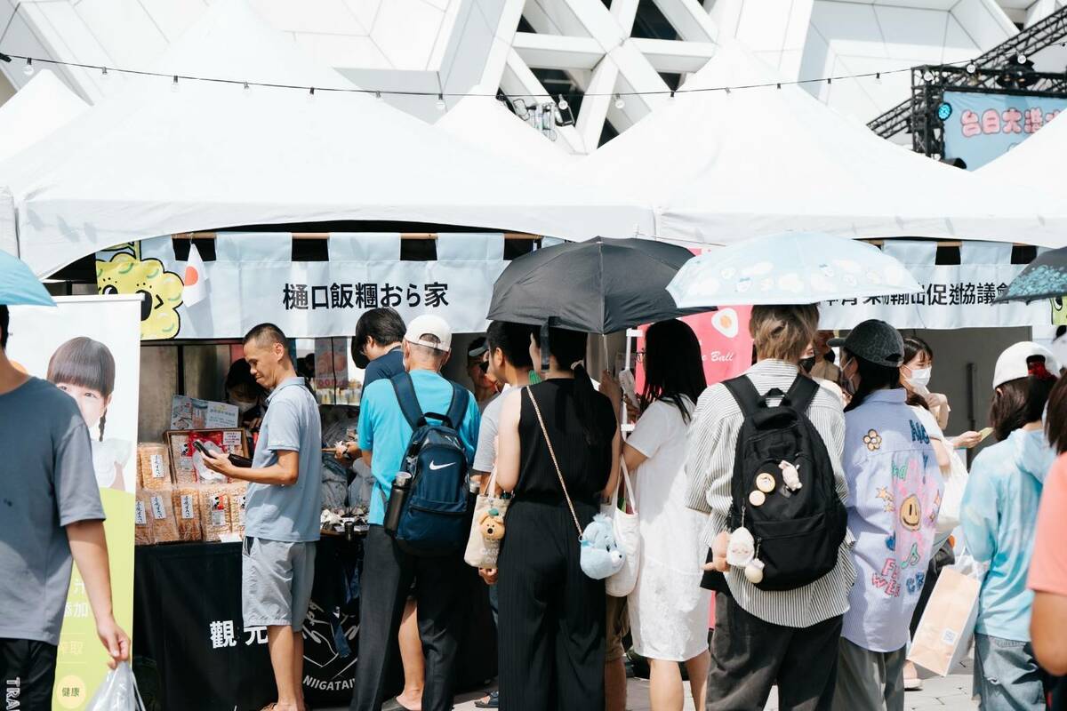 台日鮮果與創意甜點攤位前大排長龍。 圖：高雄市行國處/提供