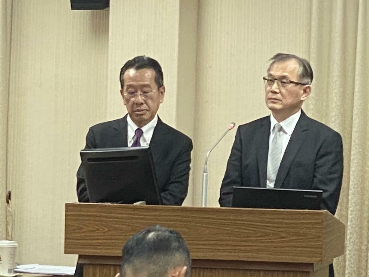 國防部長顧立雄與採購室主任趙亞平中將(右) 圖：林朝億/攝