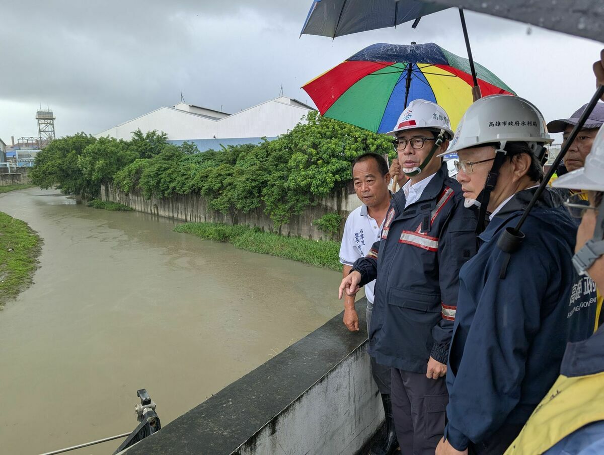 陳其邁(右二)實地視察抽水站整備情形。 圖：高雄市水利局/提供