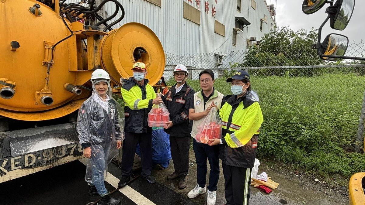 陳其邁(中)慰勞抽水站工作人員。 圖：高雄市水利局/提供