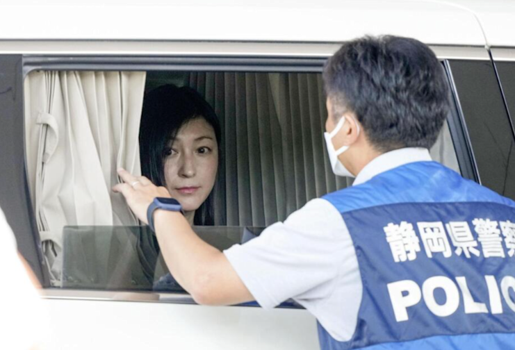今(28)日廣末涼子首度公開露面，重返當時發生車禍的靜岡縣掛川市，在警方陪同下進行現場勘驗。 翻攝自Yahoo Japan X