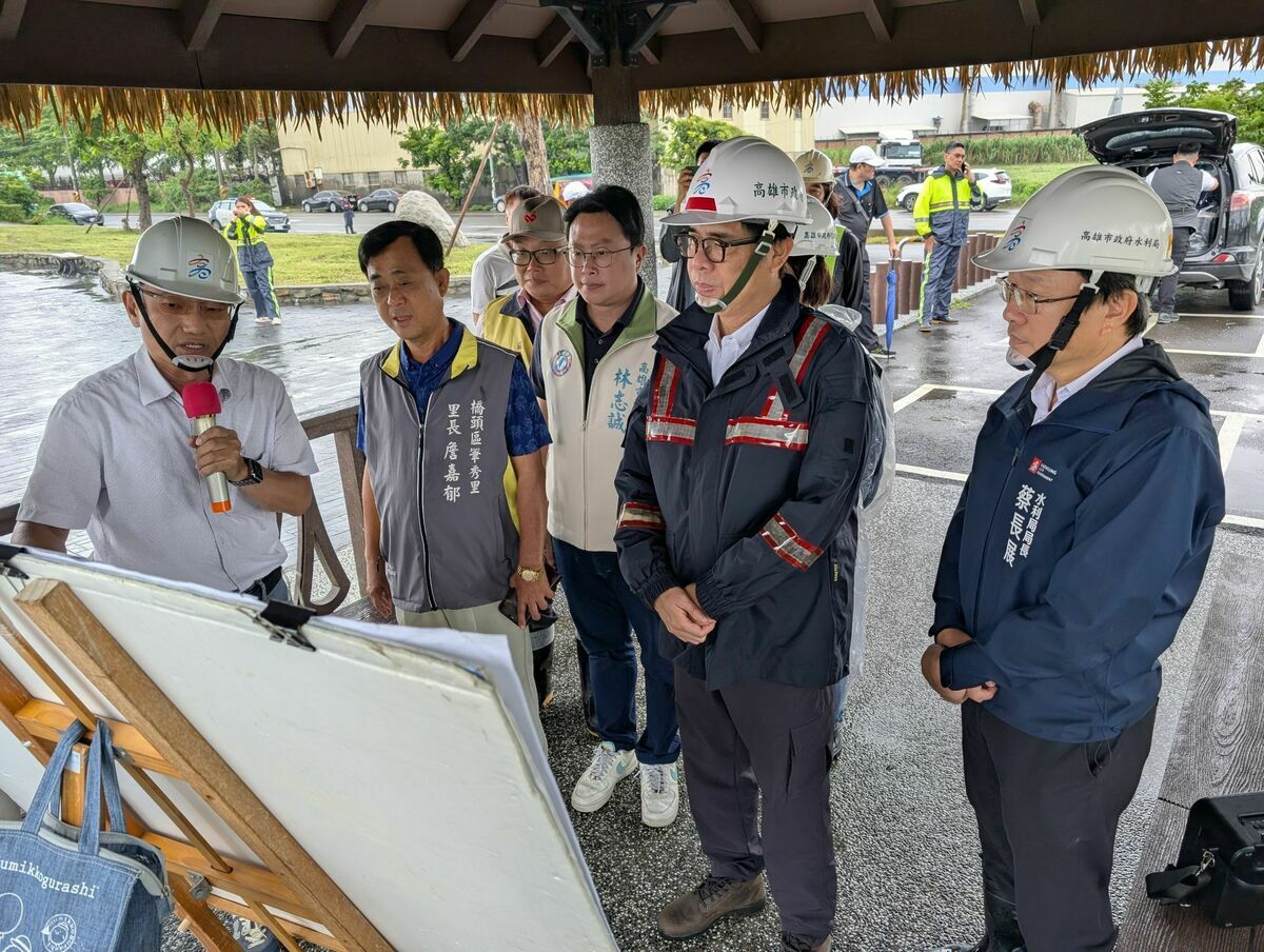陳其邁(右二)視察橋頭區芋寮滯洪池第三、四期工程規劃設計進度。 圖：高雄市水利局/提供