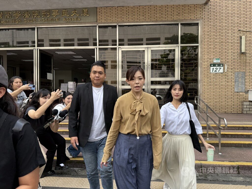 停職中新竹市長高虹安（前中）立委任內涉詐領助理費案，28日赴台灣高等法院出庭，面對媒體提問，僅回覆謝謝。中央社記者劉世怡攝 114年7月28日