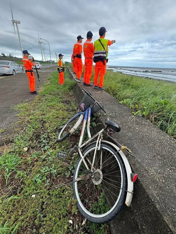 彰化縣線西鄉74歲汪姓老翁27日騎腳踏車出門後失聯，家人報警協尋，在彰化縣自然生態教育中心附近尋獲腳踏車，但老翁不知去向，海巡人員28日持續搜尋中。（賴清美提供）中央社記者鄭維真傳真　114年7月28日