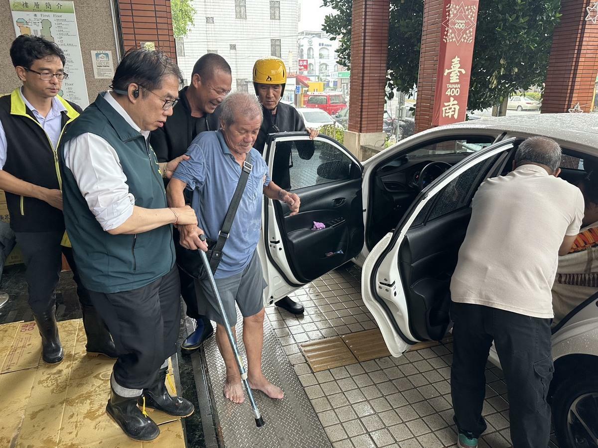 上午傳出災情後，台南市長黃偉哲獲報後立即趕赴現場，實地瞭解災情，並即時宣布後壁區停止上班上課，以維護市民安全。隨後黃偉哲親自前往後壁區收容安置中心，慰問受災撤離的居民。 圖：台南市政府提供