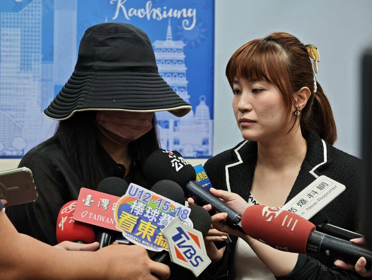 許采蓁(右)陪同害人家屬控訴王姓網紅醫師收取上百萬費用。並導致其嫂嫂手術後不幸身亡。 圖：高雄市議會國民黨團/提供