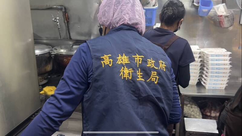 衛生局人員前往知名魯肉飯稽查餐廳環境衛生。 圖：高雄市政府衛生局提供