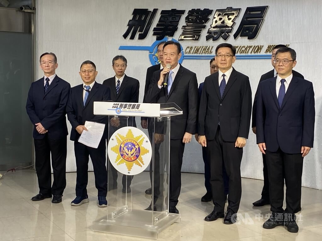 內政部警政署刑事警察局28日舉行記者會，揭露近期偵破多起以「網路電話交換機（IPPBX）」為核心的詐騙話務轉接機房手法案件，由刑事局長周幼偉（中）說明。中央社記者黃麗芸攝  114年7月28日