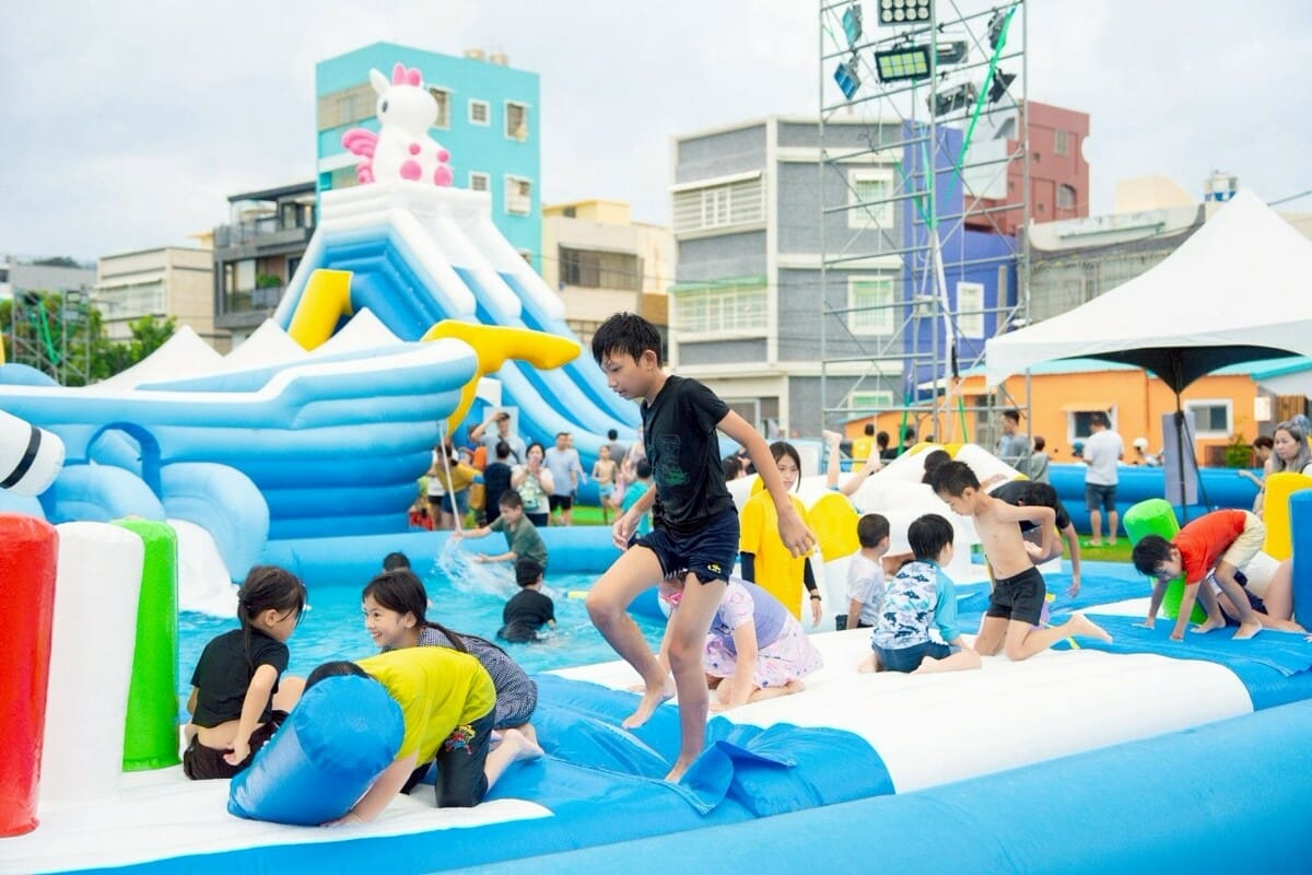 氣墊水樂園提供小朋友暑假戲水活動。 圖：高雄市觀光局/提供
