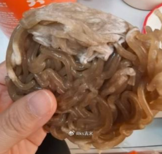 中國大型賣場近日接獲上海、深圳、寧波等地的顧客反應，購買麻六記酸辣粉卻驚見粉餅發霉。 圖：翻攝自微博