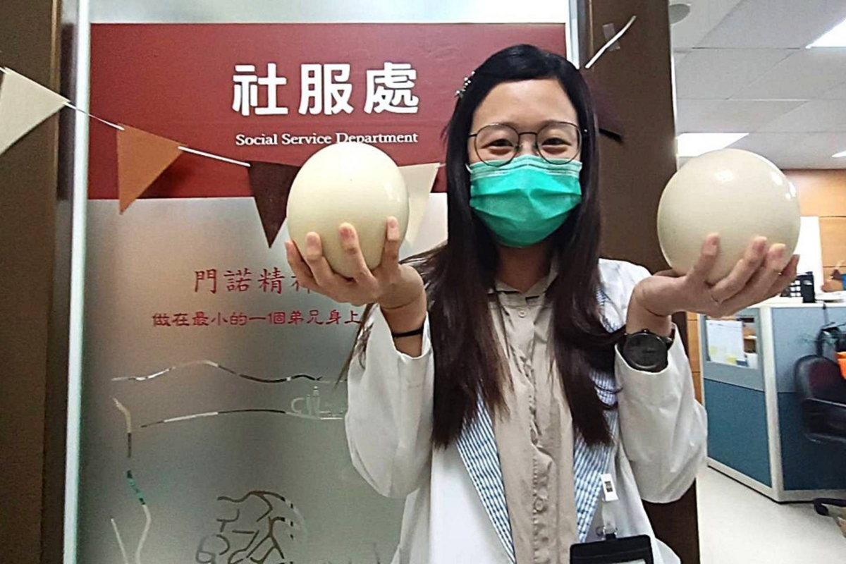 門諾醫院社工陳思蒨半年協助截肢病患家庭，病人弟弟感謝陪伴，送上兩顆鴕鳥蛋致意，展現社工在醫療現場的溫柔力量。 圖：門諾醫院 / 提供