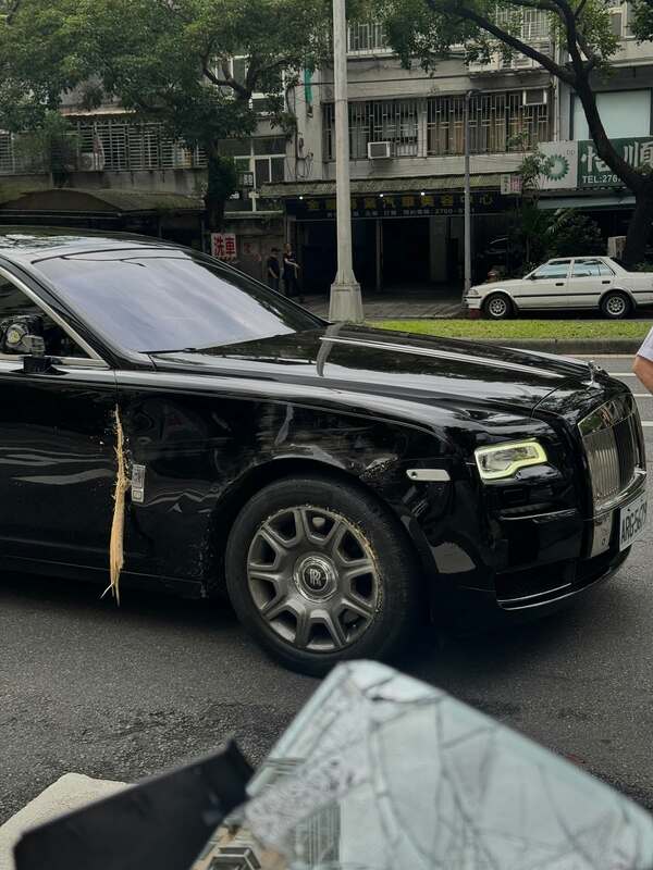78歲張姓老翁駕駛勞斯萊斯與騎腳踏車朱姓少年發生擦撞。 圖：翻攝自Threads