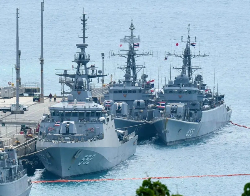 泰國海軍軍艦集結戈公海域，逼近柬埔寨沿岸展現軍事壓力。 圖：翻攝自 雷姐的機械空間