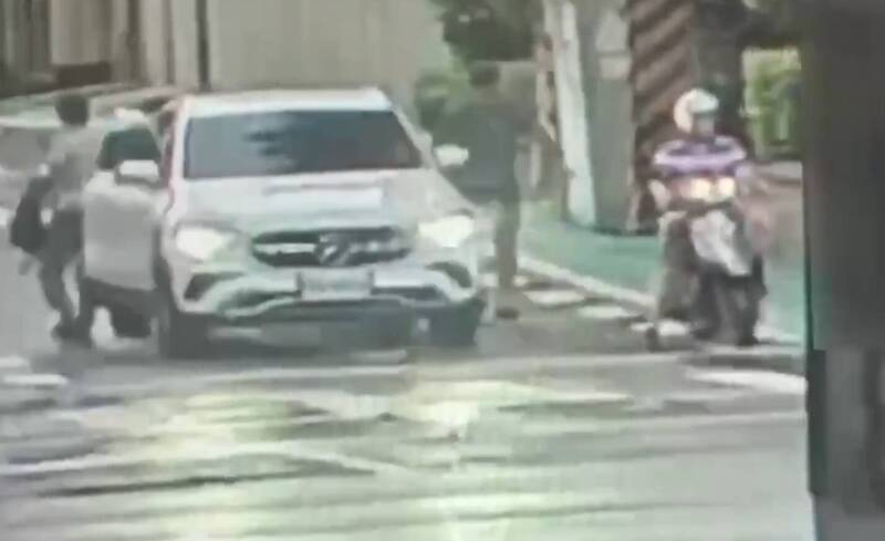 台北市大安區一名秦姓男子疑似酒後駕駛，在半路下車，企圖跟副座妻子換座，以規避警方查緝。 圖：警方提供