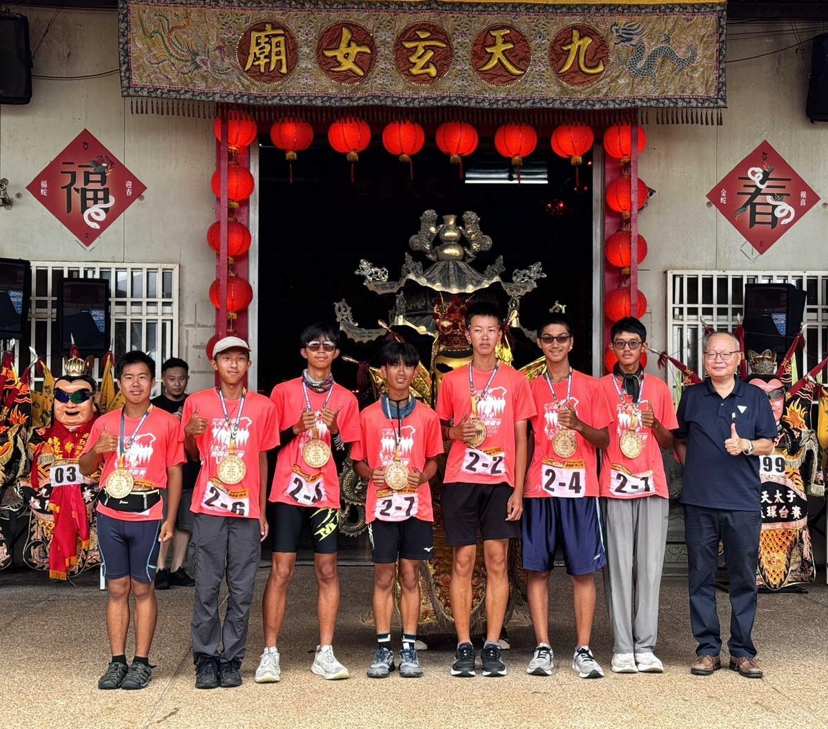 雄中儀隊7人組成一隊，挑戰徒步環島28天的艱鉅任務。 圖：高雄市教育局/提供