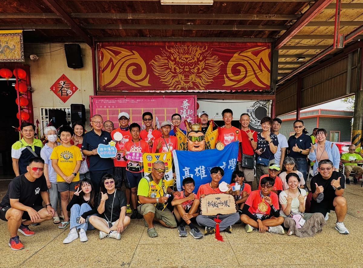雄中儀隊完成徒步環島28天任務，受到熱烈歡迎。 圖：高雄市教育局/提供