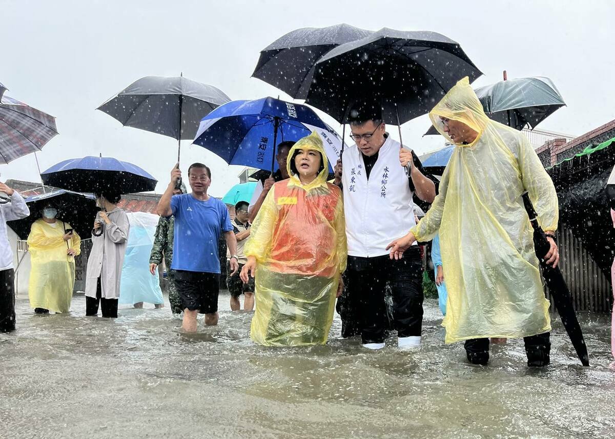 雲林縣長張麗善今日上午前往水林蔦松松北村及北港北辰國小等地勘查現場。 圖：取自張麗善臉書