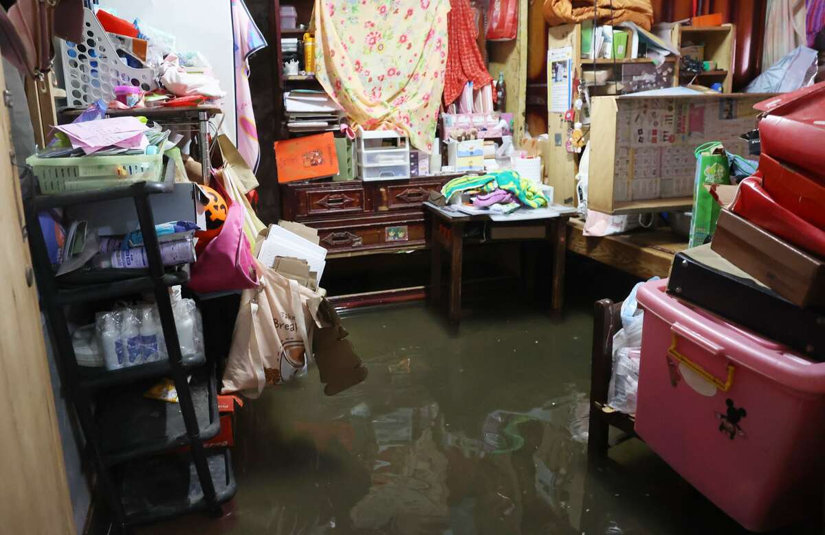 民眾家中嚴重淹水，水深淹過小腿肚。 圖：雲林縣政府提供