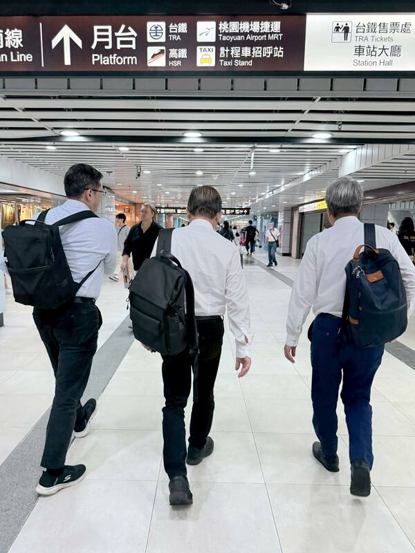 行政院政務委員兼工程會主委陳金德與行政院李孟諺顧問、工程會李怡德副主委今（28）天下午前往台南、嘉義勘查災情與應變進度，即時調度資源、啟動跨部會支援，全力協助地方救災與後續復原工作。 圖：擷自陳金德臉書粉專