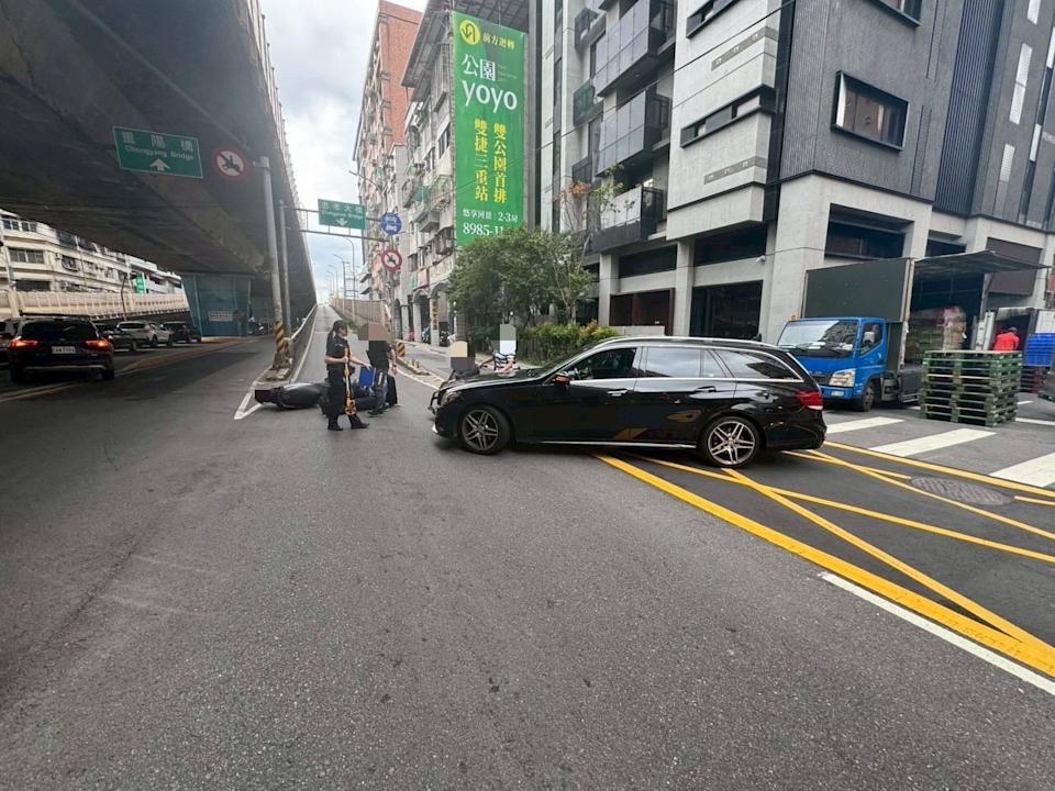 74歲王姓老翁駕駛賓士撞上機車騎士，竟需看護用輪椅協助才能下車查看。 圖：警方提供