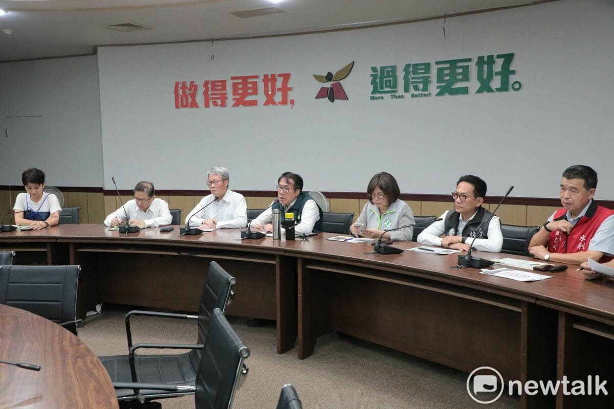 中南部地區因短時強降雨成災，台南市後壁區菁寮、菁豐、長短樹里等發生民宅進水情況，行政院政務委員陳金德、顧問李孟諺、工程會副主委李怡德等人為此南下勘災。 圖：台南市政府提供
