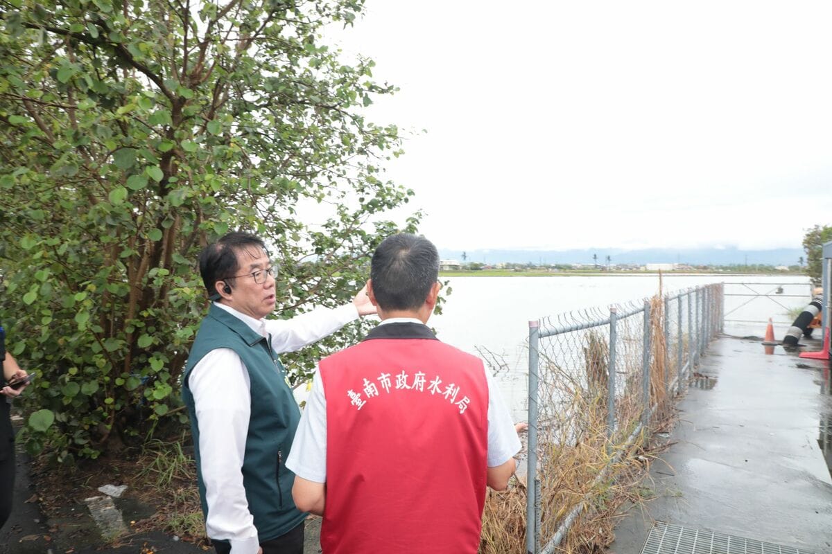 黃偉哲與水利局長邱忠川討論相關因應措施。 圖：台南市政府提供