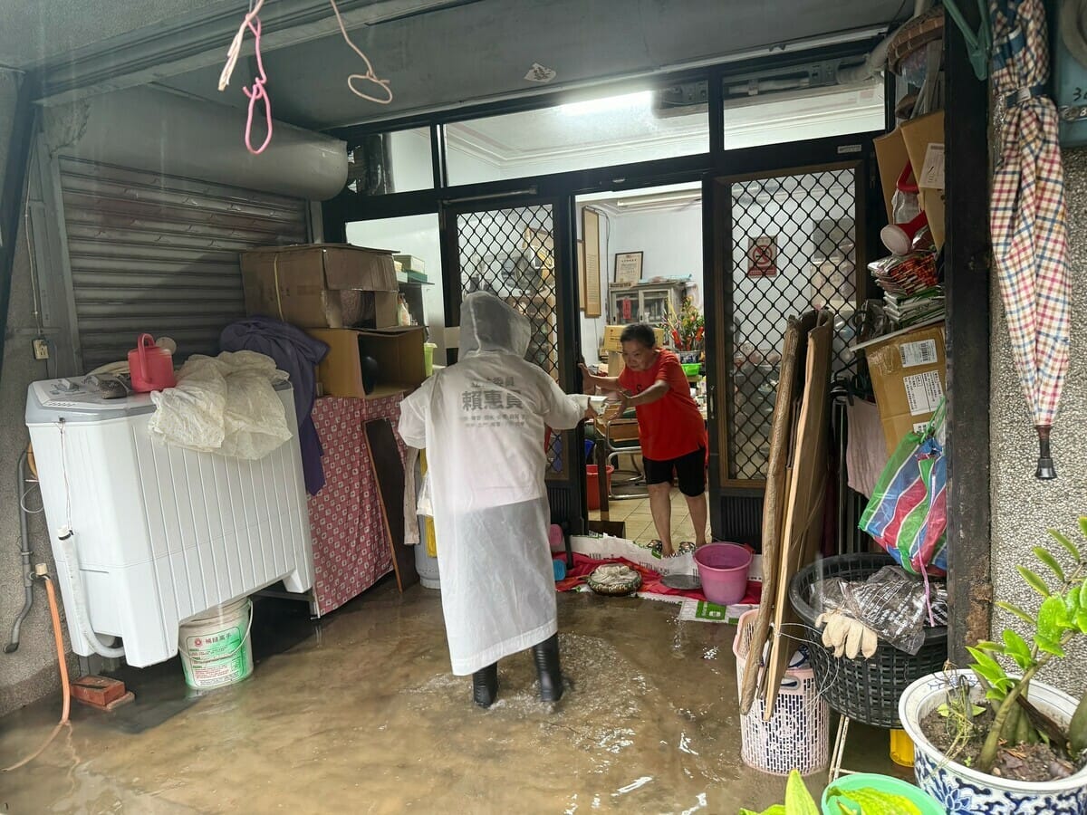 賴惠員趕赴受災最嚴重的後壁菁寮老街關懷居民，送上熱騰騰便當，讓忙於搶救與清理的里民、第一線人員補足體力、持續應對風雨。 圖：賴惠員服務處提供