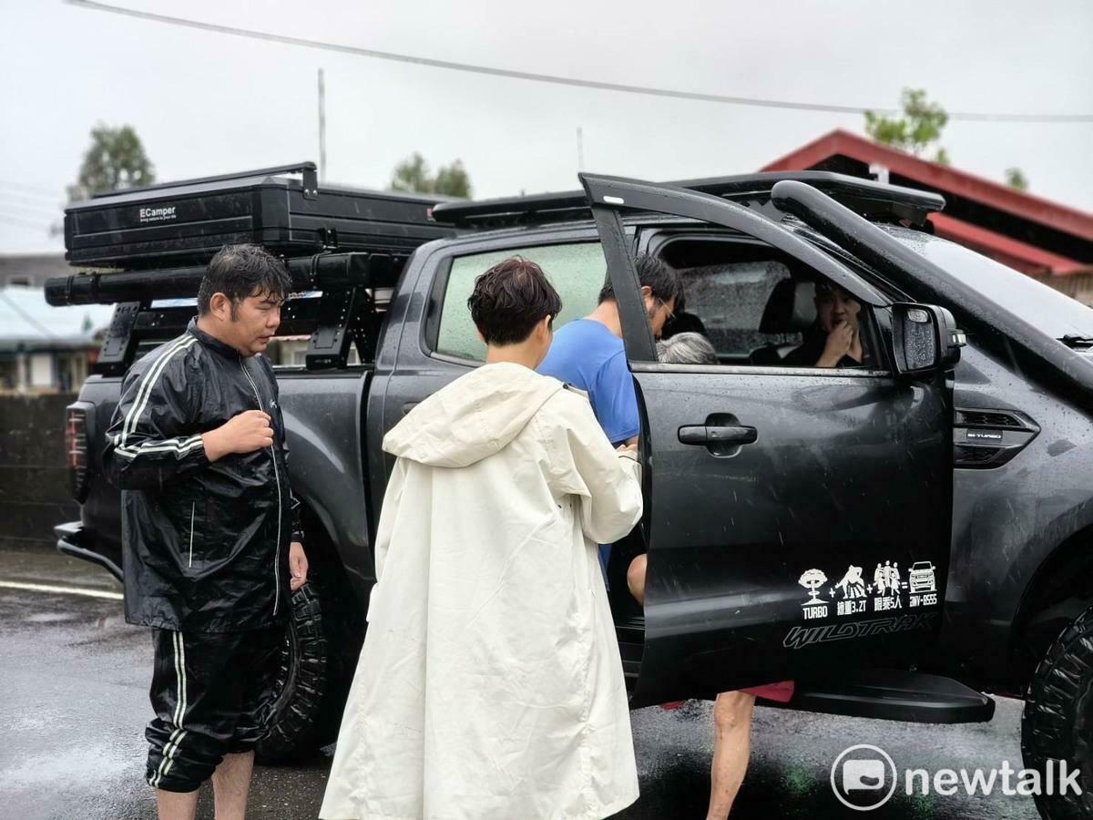 陳亭妃團隊在菁豐救災時，也利用救援皮卡接送一位阿嬤去醫院進行洗腎，解決家屬的擔憂。 圖：陳亭妃服務處提供
