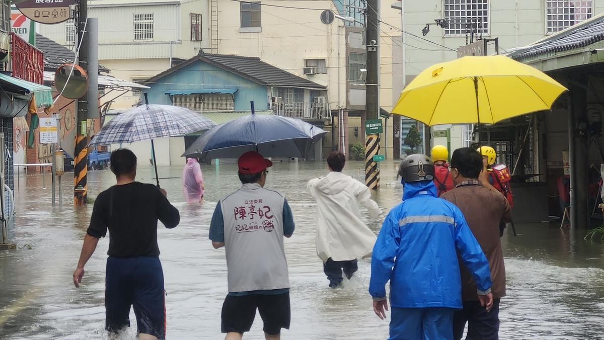 陳亭妃今日會同台南水利局長邱忠川、市議員趙昆原、菁豐里長楊玉年、菁寮里長張文哲深入淹水地區勘災。 圖：陳亭妃服務處提供
