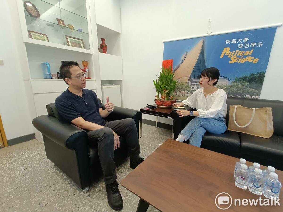 東海大學政治系系主任張峻豪接受Newtalk記者專訪 圖：唐復年/攝