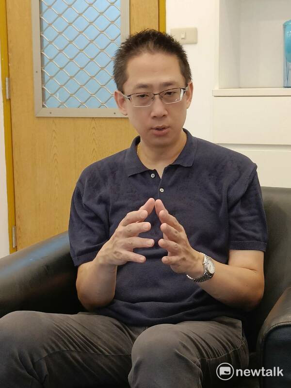 張峻豪表示：「沒有前例不代表不可以，尤其國民黨現階段需要更多接地氣的作為，盧秀燕或許會是一張好牌，而台北市長蔣萬安目前的角色，要接任黨主席並不容易，蔣也有要先拚市長連任的問題，我認同盧秀燕當下並不會很積極主動表態要接黨主席，如同前面所說的， 若是國民黨內一致認為非她不可，也許就會出來選黨主席了。」 圖：唐復年/攝