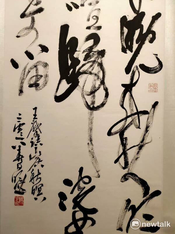 如果書寫時捨去墊布，結果會如何呢？當黃鼠狼毫筆鋒挺立滑動或擠壓刷動於蠟染宣上，紙下卻是硬梆梆的實木，失去羊毛毯的緩衝、保護與過渡，線條會如何呈現呢？「意在筆外」的驚喜筆趣，走一趟懷雅文房將可一窺究竟。 圖：黃博郎／攝