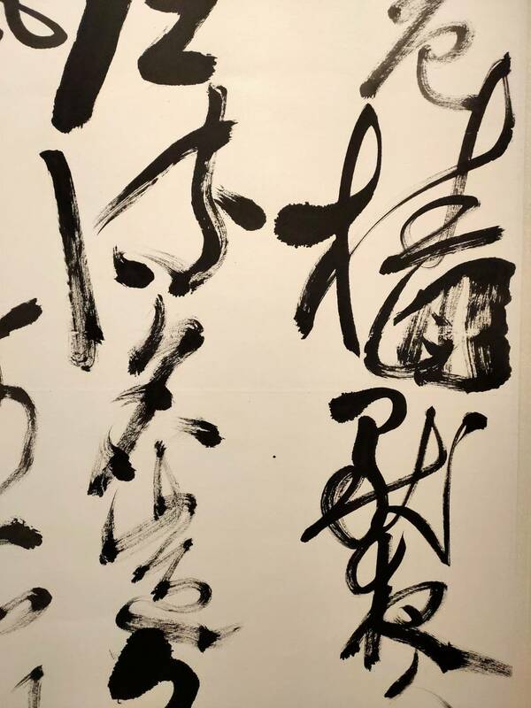 如果書寫時捨去墊布，結果會如何呢？當黃鼠狼毫筆鋒挺立滑動或擠壓刷動於蠟染宣上，紙下卻是硬梆梆的實木，失去羊毛毯的緩衝、保護與過渡，線條會如何呈現呢？「意在筆外」的驚喜筆趣，走一趟懷雅文房將可一窺究竟。 圖：黃博郎／攝