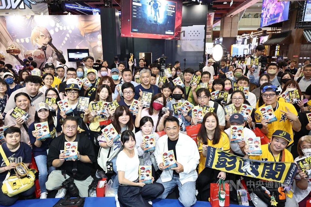 「『一百萬次的揮棒』從傳記到漫畫」對談會28日下午在台北世貿一館舉行，中職中信兄弟二軍總教練彭政閔（前中右，白外套）、漫畫家楊白（前中左，白上衣）等出席，與粉絲合影留念。中央社記者翁睿坤攝　114年7月28日