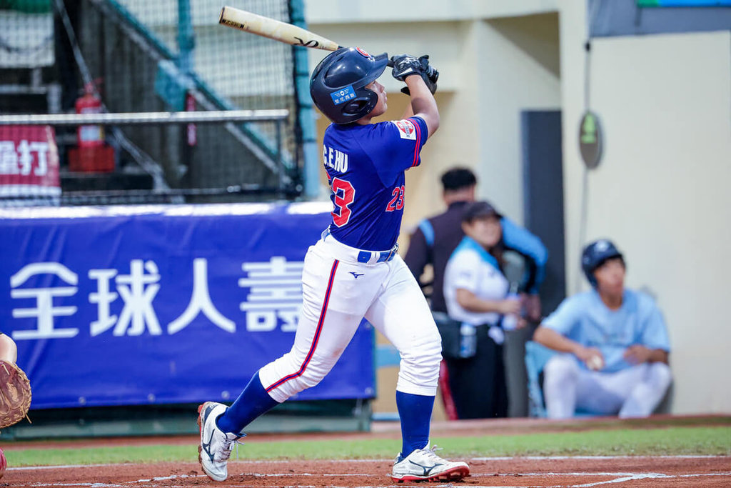 U12世界盃棒球賽台灣隊28日以17比0擊敗德國，拿預賽第3勝、晉級機會大，其中台灣隊胡誠恩（圖）單場雙響砲，貢獻5分打點，展現火力。（中華民國棒球協會提供）中央社記者謝靜雯傳真　114年7月28日