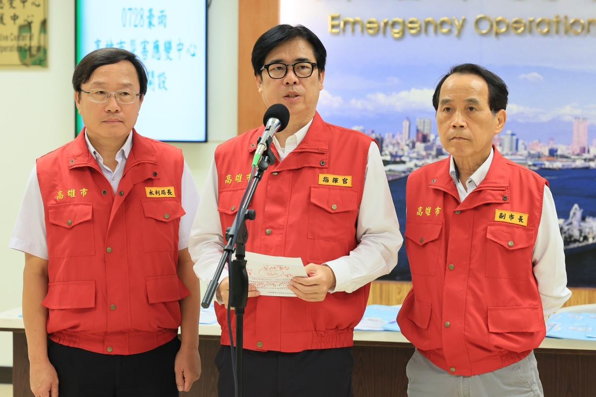 陳其邁(中)呼籲市民對此次雨勢恐帶來致災性風險提高警覺。 圖：高雄市政府/提供