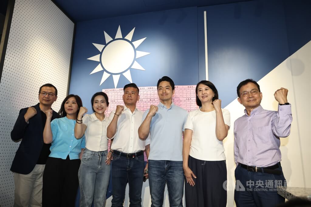 首波大罷免26日國民黨台北市5席立委全數守住，台北市長蔣萬安（右3）與議長戴錫欽（左4）率立委羅智強（左起）、李彥秀、徐巧芯及賴士葆（右起）、王鴻薇一同出面受訪，感謝選民支持並振臂合影。（中央社檔案照片） 圖：中央社提供