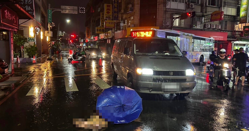 肇事男駕駛下車假意關心婦人狀況，卻趁亂棄車逃離現場，留下租來的廂型車。 圖：民眾提供