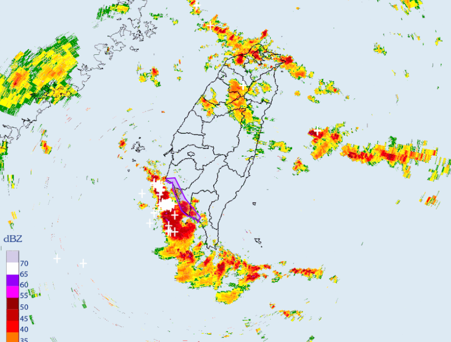 台南市、高雄市及屏東縣等區皆有大雷雨情況，並有持續不斷閃電出現。 圖：翻攝自中央氣象署